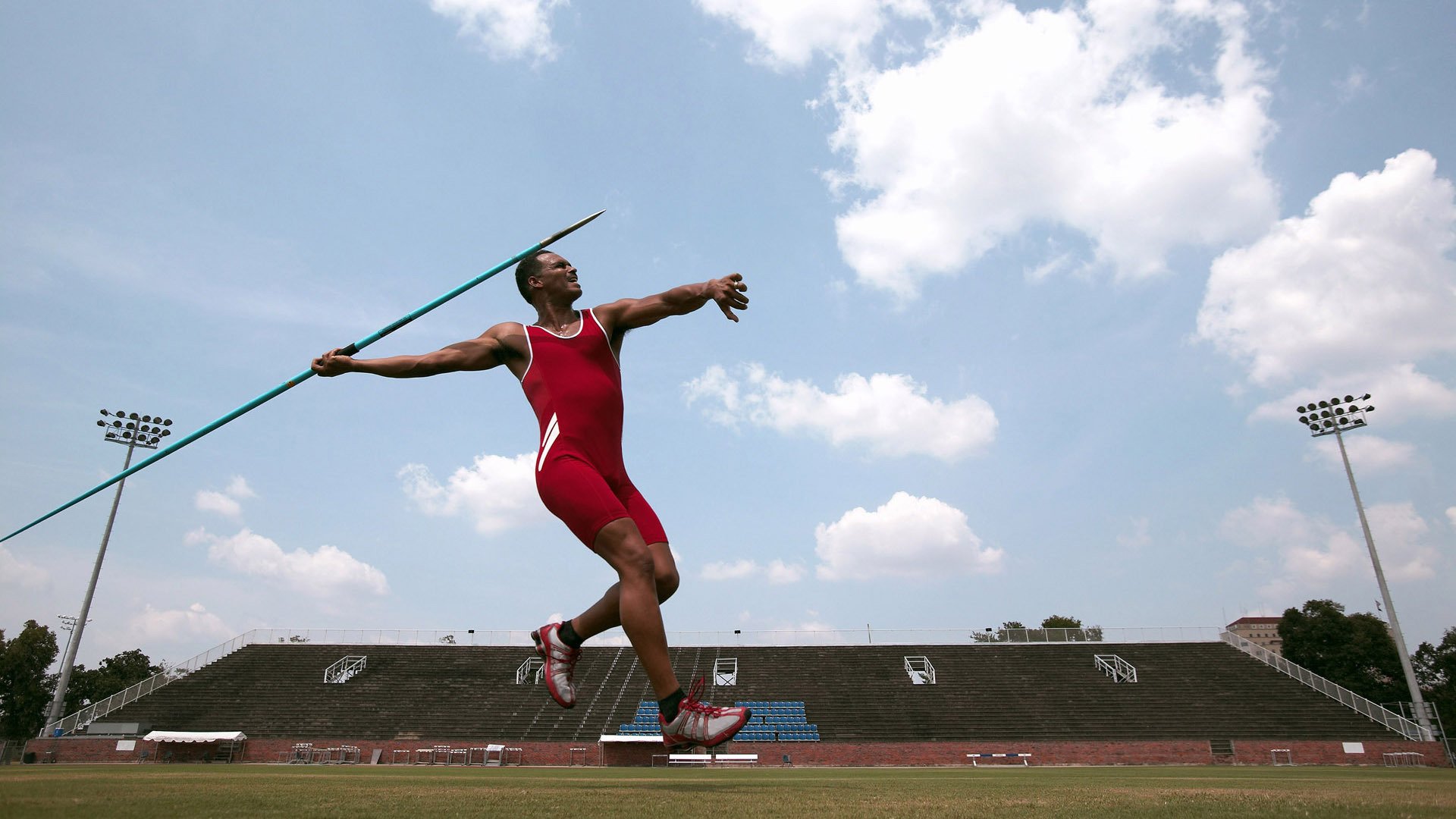 “瞬间超越：超车瞬间点燃全场热血”，瞬间超速是什么意思