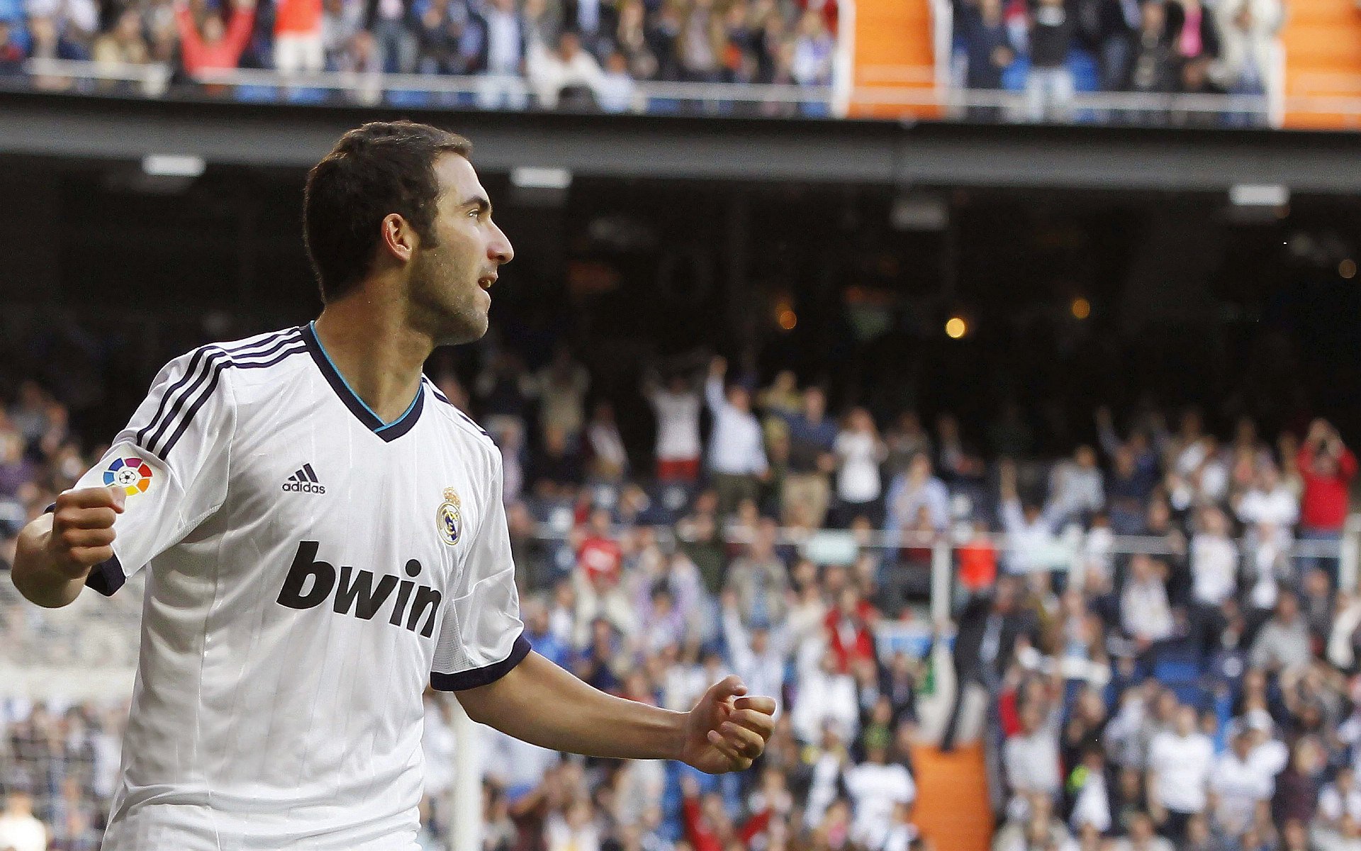 上海海港中场球员发挥关键作用，上海海港主场球衣