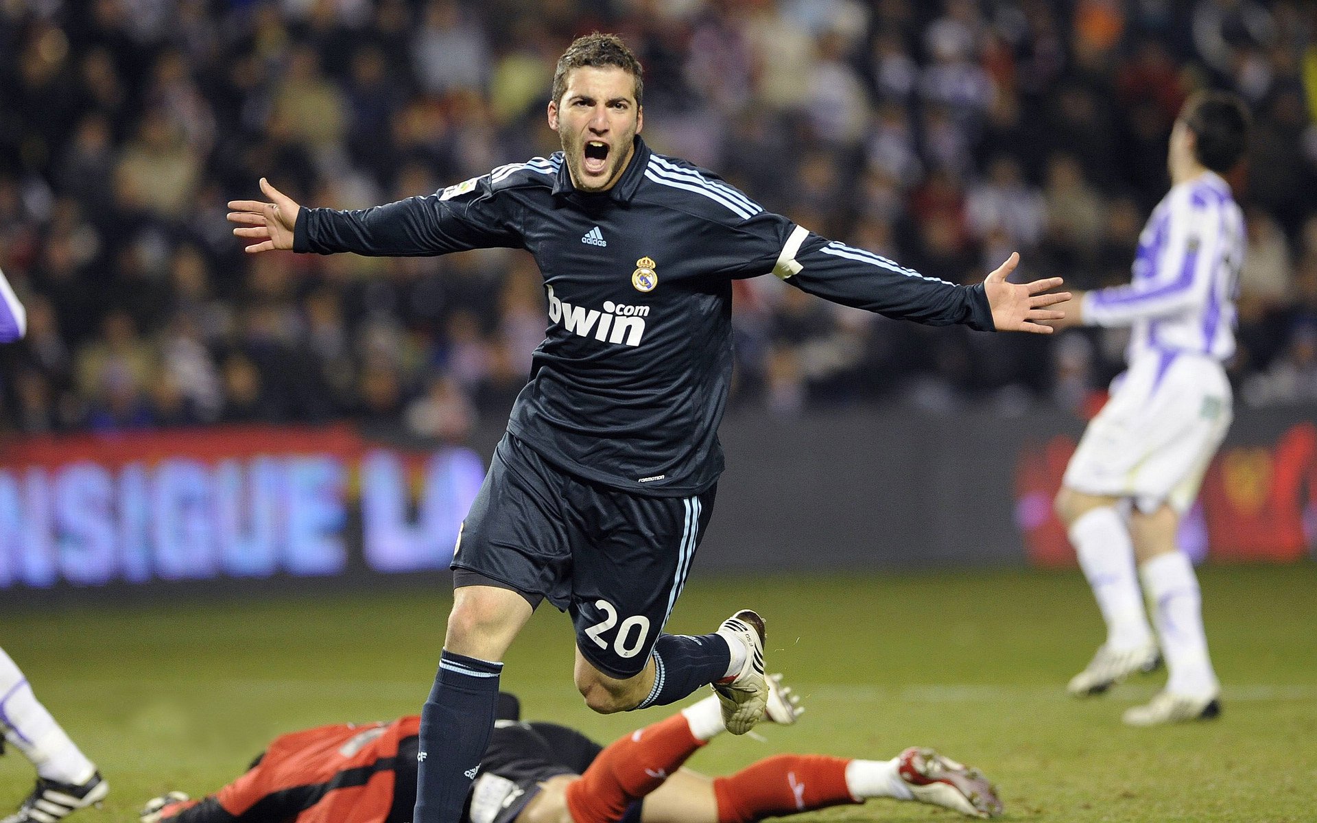 远射“绝技秀”：欧冠赛场的精彩火花，足坛现役十大远射高手